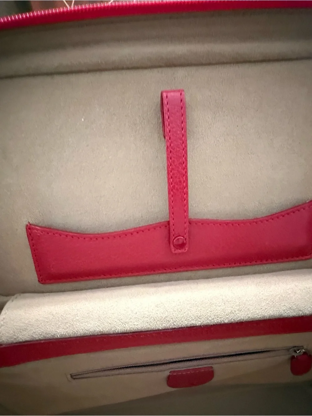VINTAGE GUCCI RED LEATHER BAMBOO HANDLE VANITY / TRAIN CASE BAG